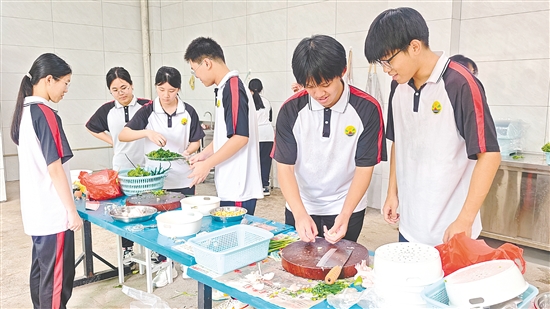 “共享厨房”从菜单构思、市场采购,到食材清洗、切配烹饪,再到餐后清洁、场地整理,全程由学生自主规划、独立完成。 “共享厨房”从菜单构思、市场采购,到食材清洗、切配烹饪,再到餐后清洁、场地整理,全程由学生自主规划、独立完成。