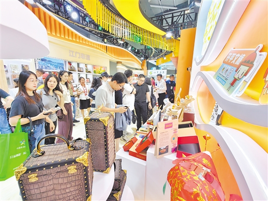 江门展区精心打造广货行天下、文创展示、江门非遗、智享生活四大核心板块，吸引众多游客参观。郭永乐