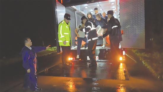 群众乘坐台山公安巡特警大队特种装备车转移至安全接驳点。