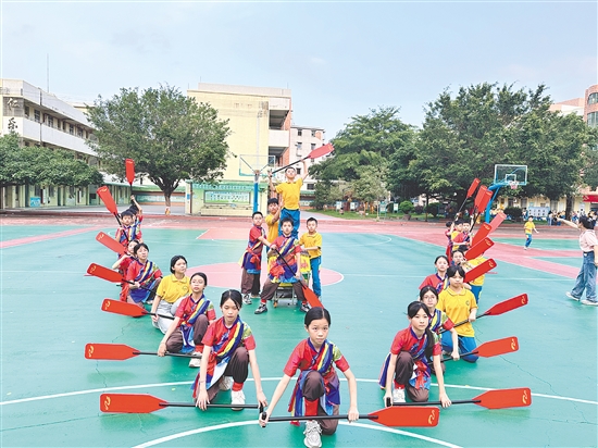学生们排练原创舞蹈《锦渡》，伴随旋律演绎龙舟竞渡时的昂扬气势，在舞姿中传递同舟共济的团结精神。