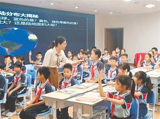 《水的故事》研讨课将国家中小学智慧教育平台的资源与科学课堂深度融合，打造情景化、数字化的高效课堂。