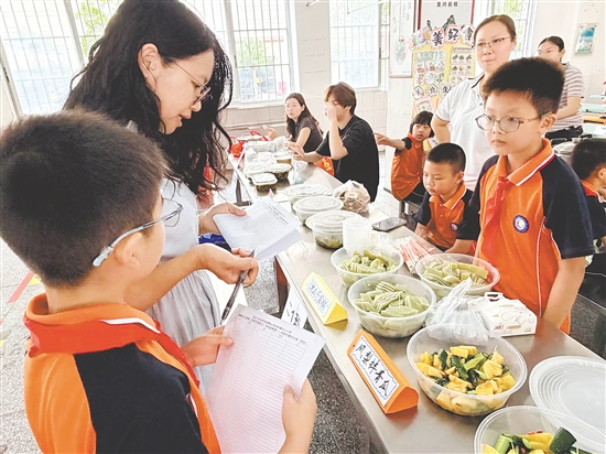 在美食市集，各班美食讲解员热情地向大家介绍美食制作过程、食材来源与劳动感悟，分享收获与快乐。