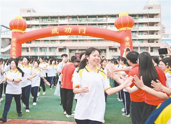 学生们跑过“成功门”，信心满怀地迎接高考。