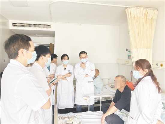医生向患者了解情况。