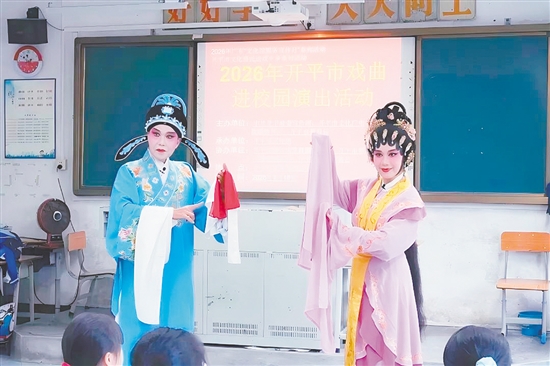 文化志愿者的婉转唱腔、优美身段、悠扬曲调，尽显粤剧独特韵味。
