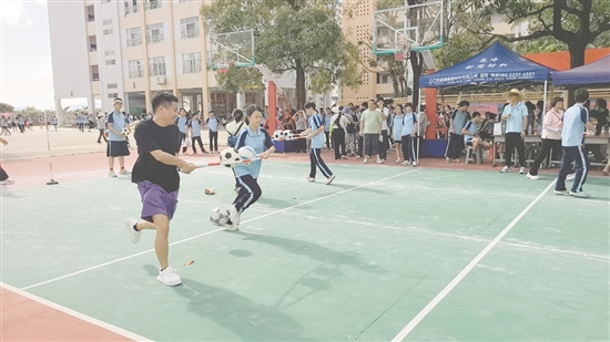 学生与家长一起参加趣味活动。