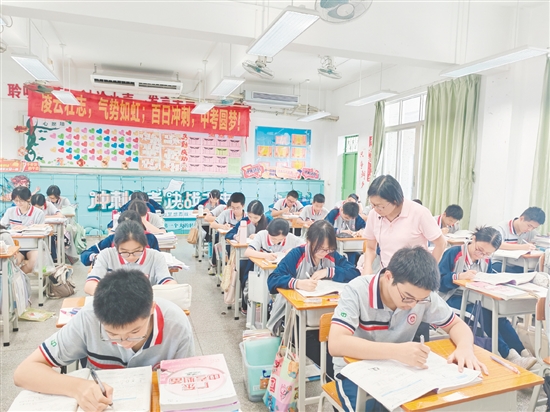 江门市第一中学景贤学校跃进路校区学生认真备考、老师悉心指导。
