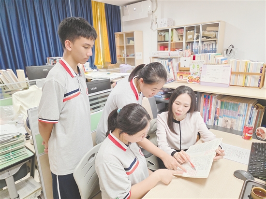 江门市第一中学景贤学校人才岛校区学生认真向老师请教。