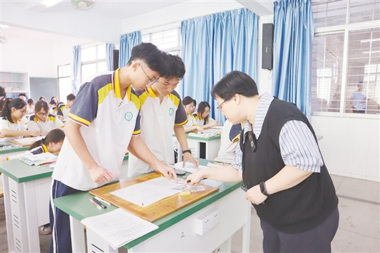老师指导学生做实验。