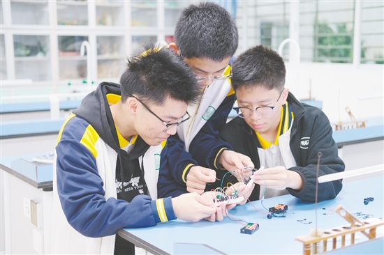 鲁班课堂上，学生沉浸在物理探究的乐趣中。