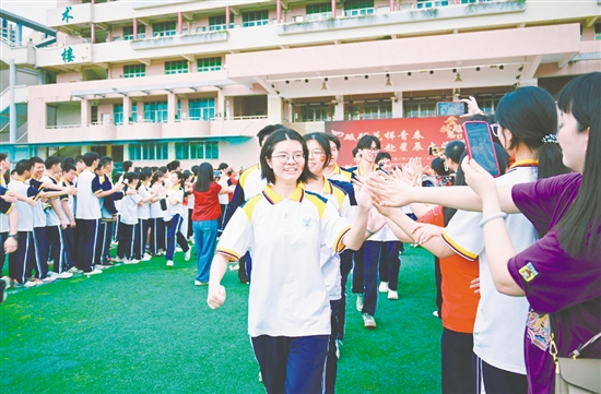 高考壮行会上，师生相互击掌。