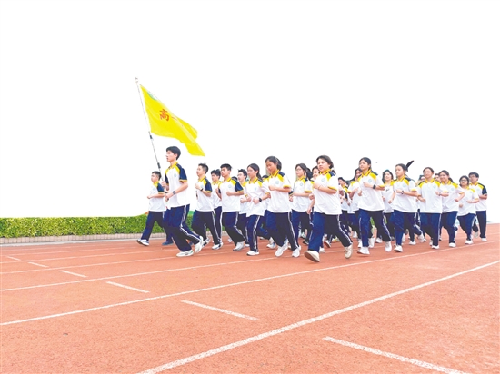 培英高中学子意气风发向未来。