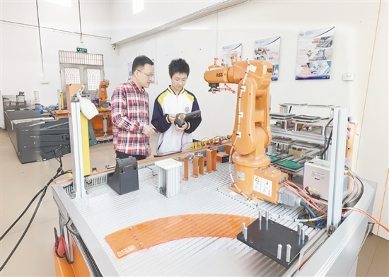老师在指导学生备赛。
