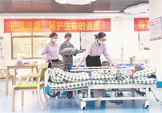 家政专业学生实训现场。