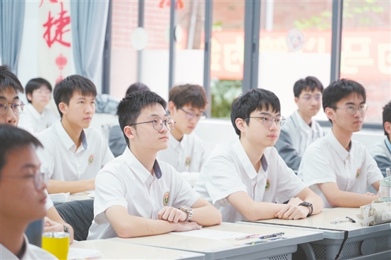 课堂上，学生们精神抖擞。
