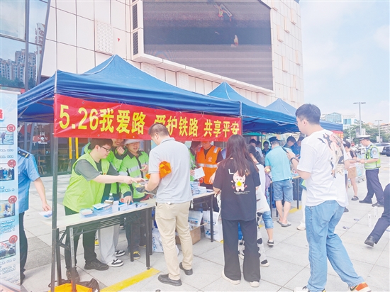 活动现场，工作人员向群众宣传爱路护路知识。