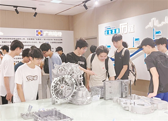 师生们参观企业展厅，直观感受“台山制造”的技术创新成果。