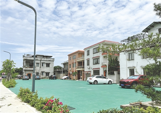 潮连街道豸冈社区岐山村小组对村口蚊虫孳生地进行整治，改建为停车场。