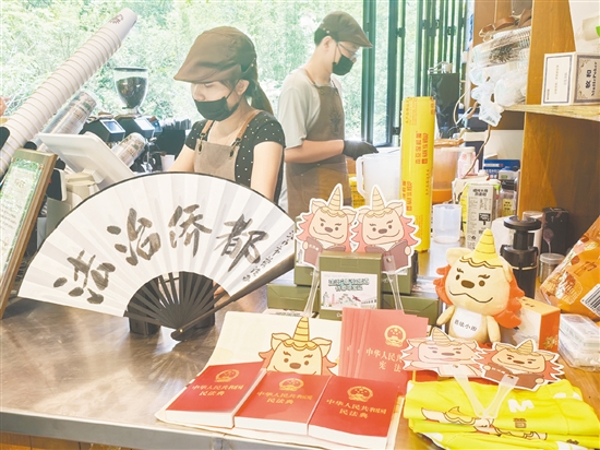 鹤山市在景区咖啡店设立普法阵地。