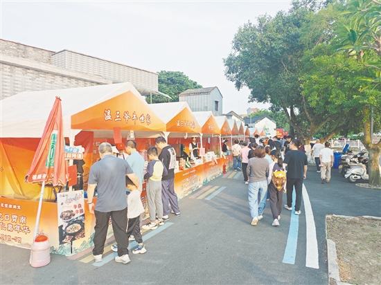 龙口镇举办鲜卑文化嘉年华，以精彩活动和美食集市的形式，带领游客领略霄南鲜卑古村落的魅力。