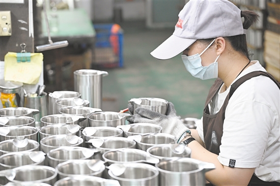 5月26日，在江门凯宇实业有限公司，工作人员在给咖啡壶产品质检。