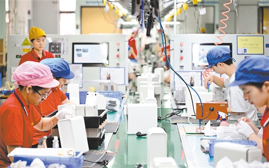 这是5月26日在江门西啡科技有限公司拍摄的咖啡机生产线。