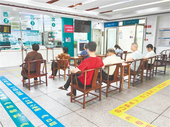江海区优化医疗服务，提升群众就医获得感与满意度。
