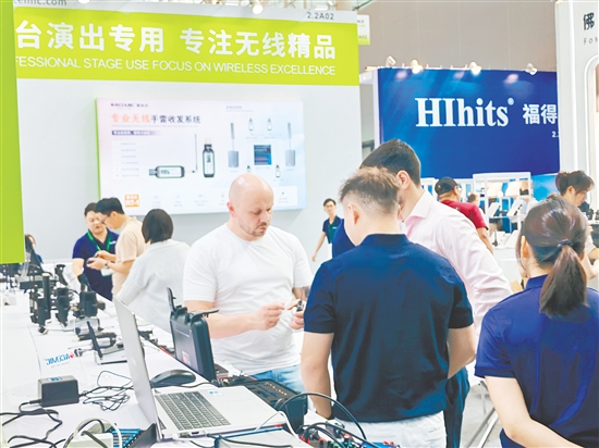 恩平展出的演艺装备产品广受客商青睐。