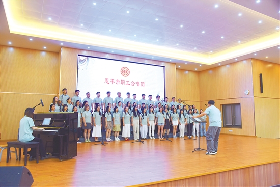 新成立的恩平市职工合唱团现场演唱了粤语经典歌曲《万水千山总是情》，以歌声宣告合唱团正式扬帆起航。