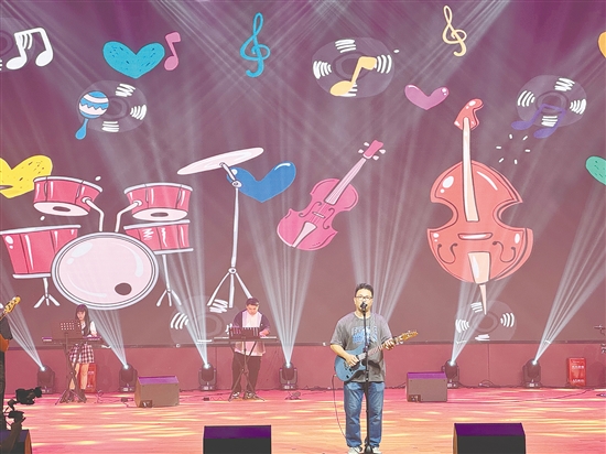 参演师生放声歌唱。