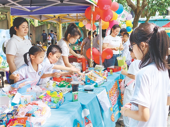 恩平市成德小学举办义卖活动。