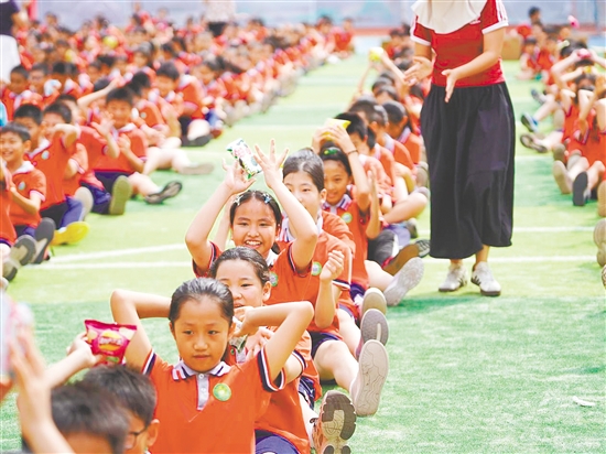 江海区江南小学的“零食大作战”点燃全场热情。