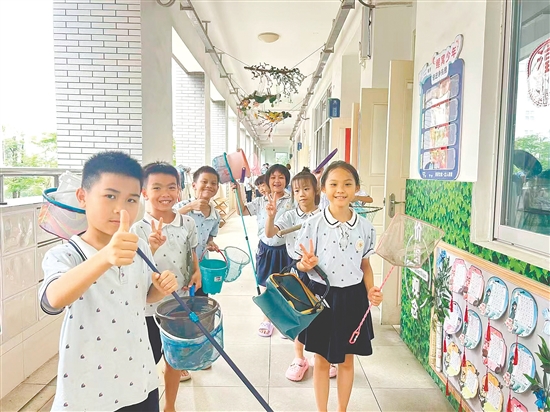 蓬江区里仁小学开展了一场欢乐的捞鱼活动。
