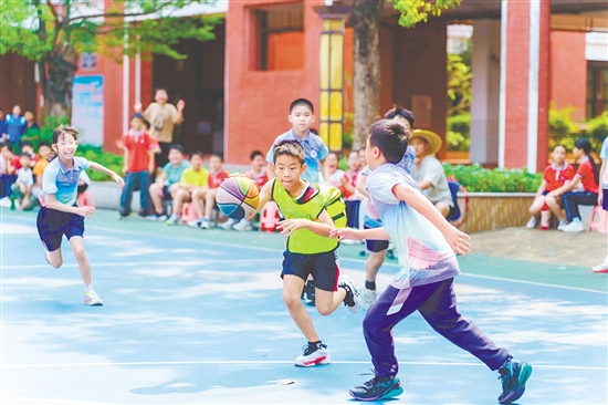 学生们在体育对抗中锻炼了身体，也收获了友谊。