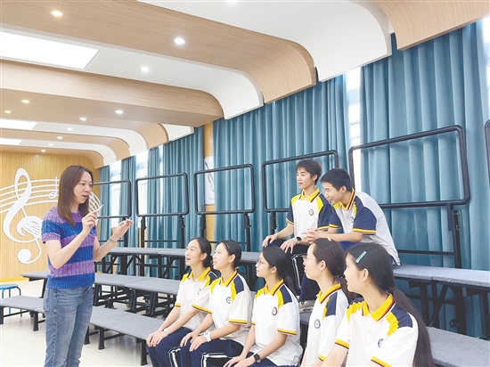 张倩红在指导学生合唱。 张倩红在指导学生合唱。