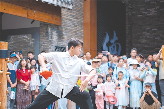 古劳水乡精彩的表演吸引众多亲子家庭。