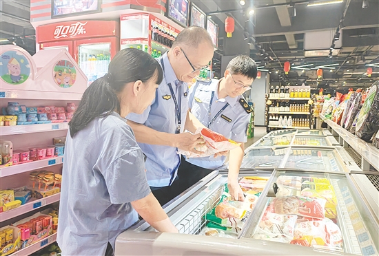 执法人员对辖区多个市场及周边环境开展常态化检查行动。