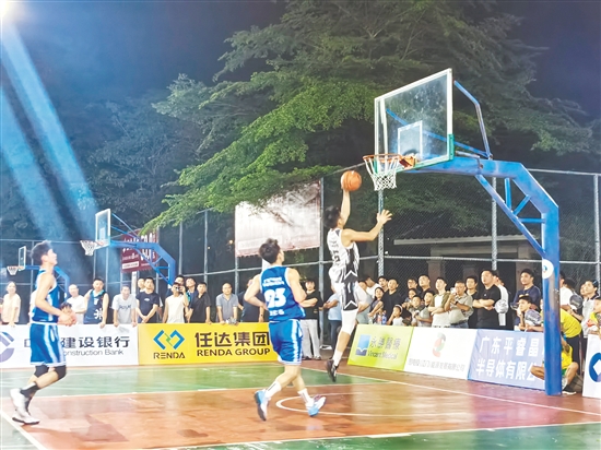 当天开幕式结束后，现场举行了一场高水平、高对抗、高观赏性的篮球表演赛。