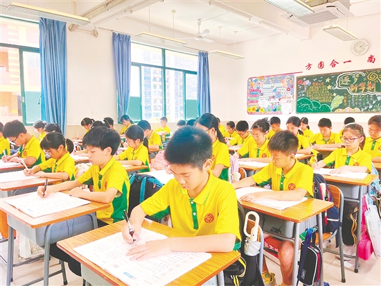同学们坐姿端正，认真写好一撇一捺。