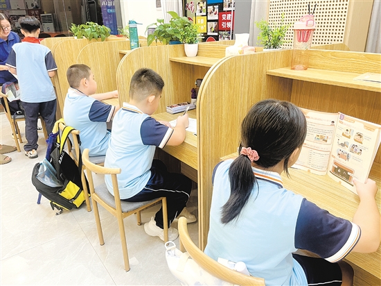 环南社区与“社区合伙人”推出普惠式AI课后作业辅导服务，并主动延长服务时间。