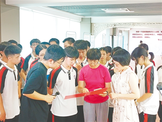 学生们用台山话深情诵读侨批，深切感受老一辈侨胞跨山海、守家国的赤诚情怀。