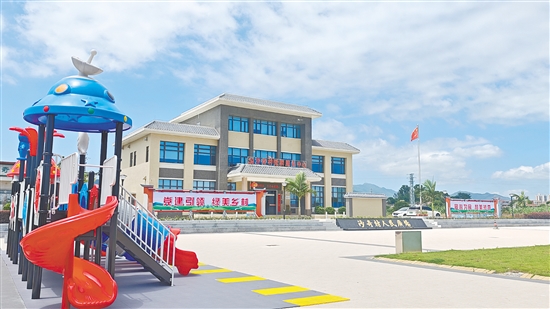 小广场位于村的中心位置，如今成为全村的“会客厅”。黄颖欣