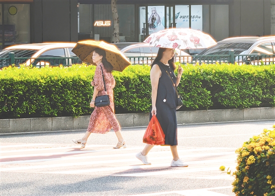 近日天气炎热。