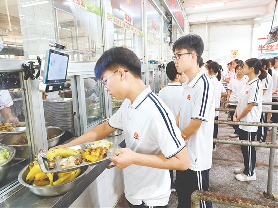 鹤山市各高中学校大力推进高考专项保障工作，为考生做好暖心后勤服务。