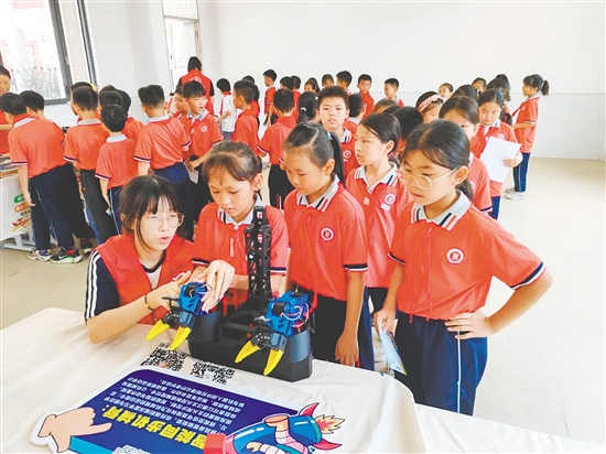 在工作人员的指导下，学生们动手实操、亲身体验，沉浸式感受科技魅力。
