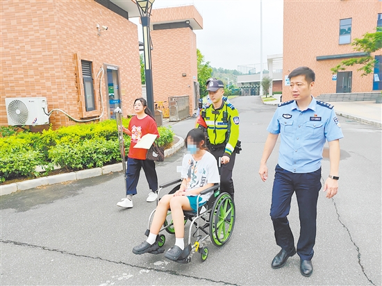 在省实江门学校考点，民警与现场工作人员合力将受伤考生送进考场。