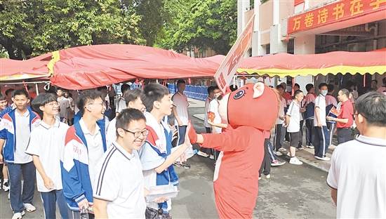 鹤山市纪元中学舍务老师叶伟强扮演的红色“小马”让现场洋溢着欢乐的气息。