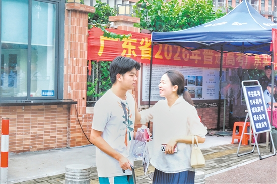 考生走出考场，家长第一时间上前迎接。