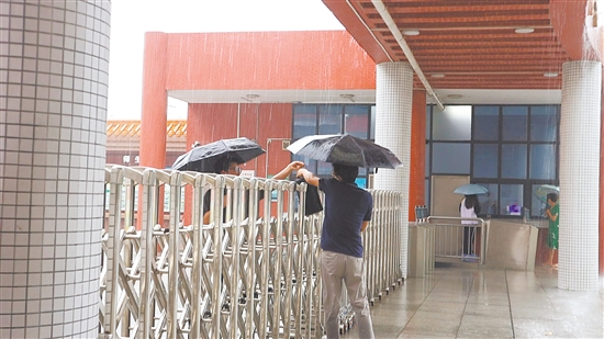 培英高中献章校区外，家长冒雨前来送“爱心餐”。