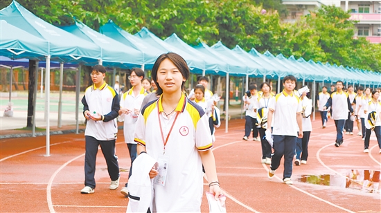 考试结束，学生轻松走出考场。